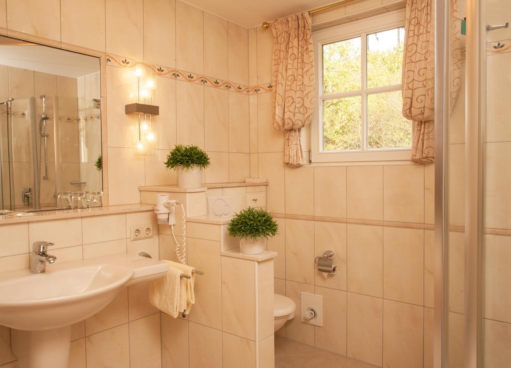 Hotel Zum Weissen Stein Kirchen  Room photo