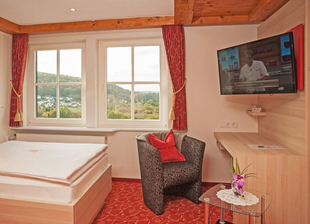 Hotel Zum Weissen Stein Kirchen  Room photo